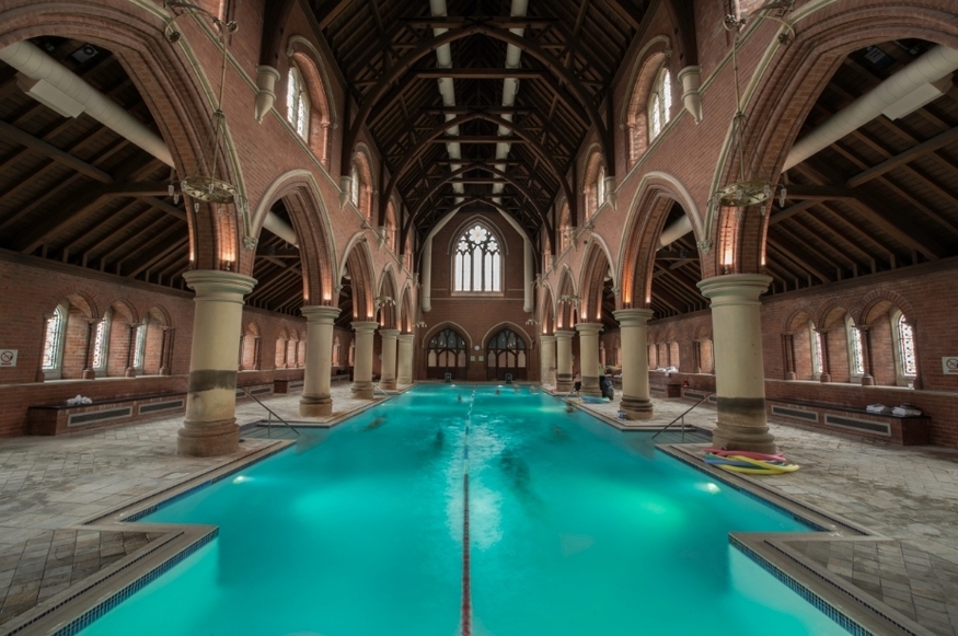 La Chiesa di Londra che è una piscina